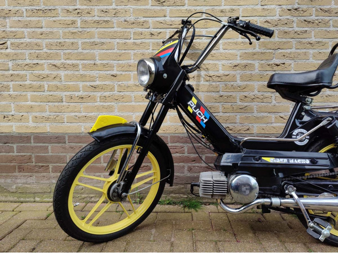 Voorspatbord plaatje met Puch Logo bromfiets model "sport" geel  product