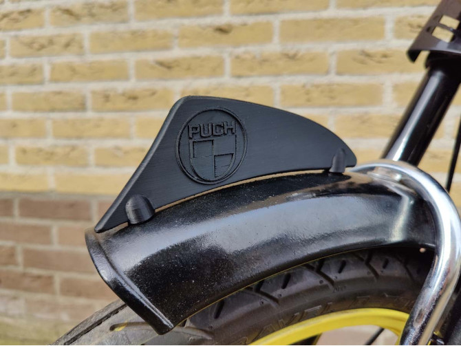 Voorspatbord plaatje met Puch Logo bromfiets model "sport" zwart  product