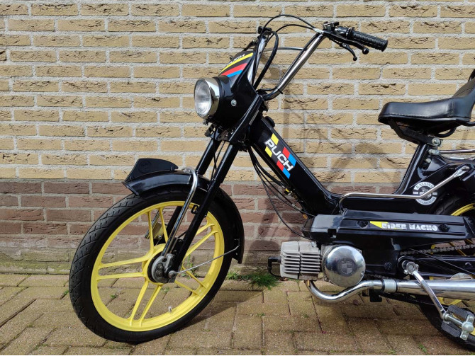 Voorspatbord plaatje met Puch Logo bromfiets model "sport" zwart  product