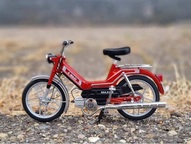 Maßstab Puch Maxi S 1:10 Metallic-Rot product